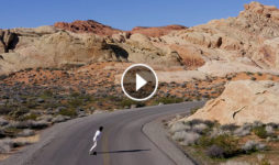 Video Lotfi Lamaali longboard en el desierto destacada